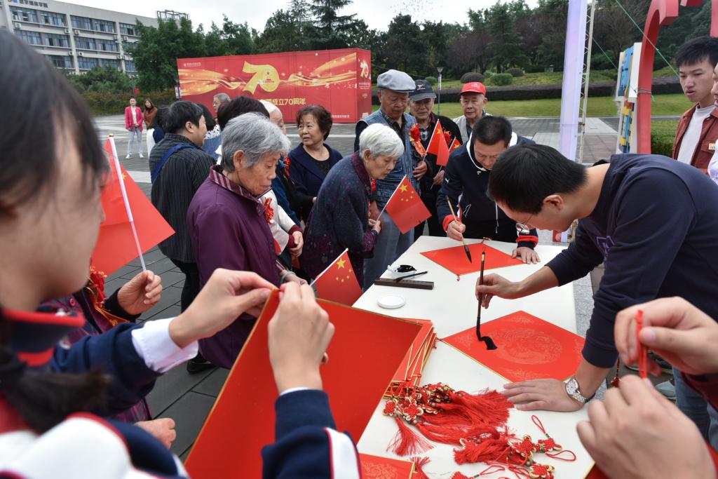 吴老师书写寿字